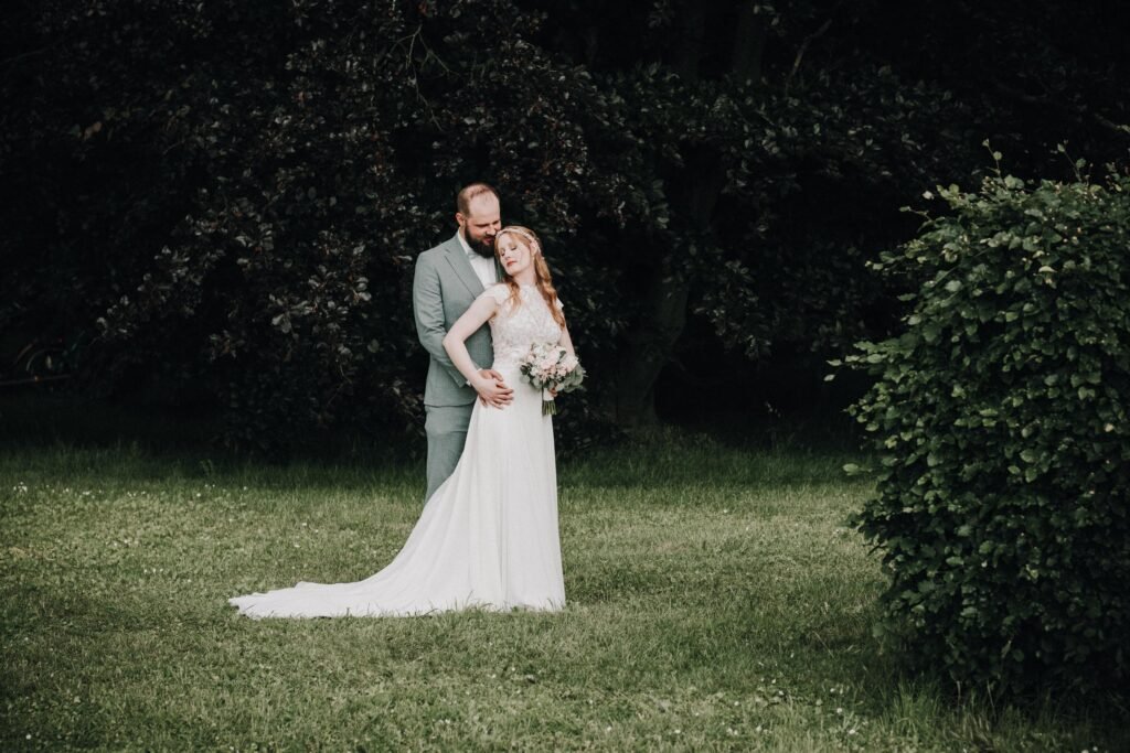 freie-trauung-hof-frien-hochzeitsfotograf-brautpaar