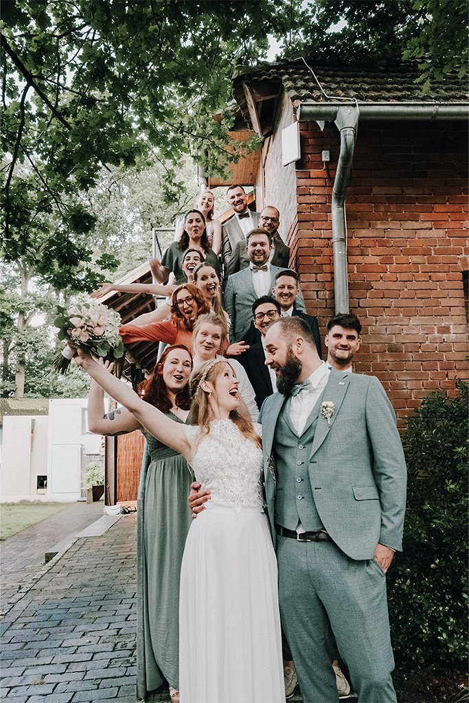 gruppenbild-brautpaarshooting-hof-frien-hochzeitsfotograf